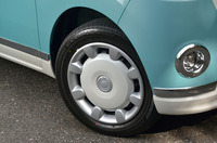 上級グレード「G“メイクアップ SA II”」のホイールには、ツートンカラーのホイールキャップが装着される。