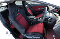 コクピットの様子も、ノーマルとほぼ同じ。インパネに見えるデジタルメーターは「i-TCMS（インテリジェント・タイヤ・モニタリング・システム）」で、無線を使って四輪それぞれの空気圧と温度をチェックすることができる。7万6650円なり。