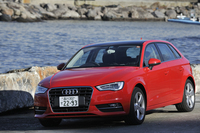 テスト車のボディーカラーはブリリアントレッド。全7色用意される。