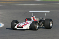 1968年にジョン・サーティースが駆った「RA301」をスーパーアグリ代表の鈴木亜久里がドライブ。