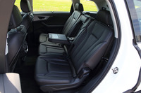 2列目シートの様子。オプション「7シーターパッケージ」を選択したテスト車には、シートヒーターが備わる。