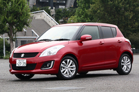 「スズキ・スイフト」は2013年7月に一部改良。新開発のデュアルジェットエンジン搭載車で、26.4km/リッターの燃費を実現した。
    