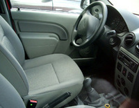 ローガンの運転席まわり。