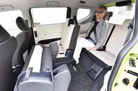 3列目シートに腰掛けてみたところ。全ての席で良好な視界が確保できるよう、1／2／3列の着座位置は、後方にいくほど高く設定されている。