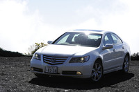 歩行者との衝突の際に、ボンネットフード後部を瞬時に持ち上げ、人体へのダメージを低減する「ポップアップフードシステム」が採用された。