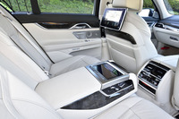 「リヤ・シート・エンターテインメント・エクスペリエンス」オプションが装着された後席。10インチディスプレイやBlu-rayプレーヤーが備わる。またアームレストにはタブレット型コントローラー「BMWタッチ・コマンド」が付く。