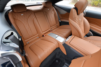 後席の定員は2人。左右席の間は、カップホルダー付きのアームレストや小物入れにあてられる。