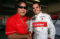 
	予選2回目終了後、久しぶりのフロントローに喜ぶ星野総監督とブノワ・トレルイエ。
	 