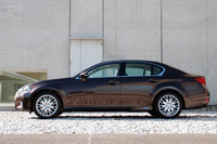 サイドビュー。幅と高さはわずかに増えるも、前後の長さとホイールベースは、先代モデルと変わらない。