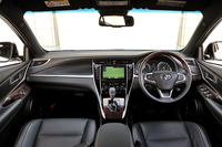「ハリアーハイブリッド プレミアム」の室内。テスト車にはオプションの本革シートが装着されていた。