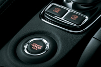 センターシャフトが存在しない「アウトランダーPHEV」では、「4WD LOCK」モードも前後のモーターの制御によって行われる。
    