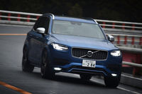 「T6」の燃費は、JC08モード計測で11.7km/リッター。ただし、チルトアップ機構付き電動パノラマ・ガラス・サンルーフ装着車、およびエアサスペンション装着車では11.4km/リッターとなる。