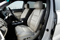 装備内容は基本3.5リッターV6の「XLT」と同じだが、シートが本革になるほか、シートヒーターやランバーサポート付きの助手席パワーシートが備わる。