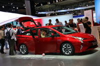 4代目「トヨタ・プリウス」に注がれる、欧州の自動車関係者や、従来モデルユーザーの視線は熱い。「ランチア・イプシロン」「アルファ・ロメオ・ジュリア」とともに、2015年のフランクフルトモーターショーにて。