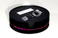 CDの全楽曲と8Cコンペティツィオーネ、33ストラダーレおよび8C2300ルマンのエンジンサウンドなどをUSBメモリーに収録した、8Cコンペティツィオーネと同じ限定500個シリアルナンバー入りの『Alfa Sound I Limited Edition USBメモリー』
価格：8400円（税込）
※HMV渋谷店、HMVオンラインストアの10周年を記念しての先行予約販売のみ