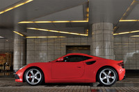 スポーツカー然としたスタイリングの「アルテガGT」。比較的近い構成である英国のスポーツカー「ロータス・エヴォーラIPS」に比べ、355mm短く、32mm幅広く、50mm低い。