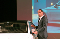 発表会では「Sクラス クーペ」の実車を使ってエクステリアデザインのポイントを解説した。