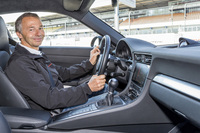 
	センターコンソールには、新たなテレマティクスシステム「PCM（ポルシェ・コミュニケーションマネージメント）」に対応した、7インチモニターがレイアウトされる。
	