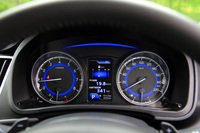 
	メーターは2眼式。フルカラーのマルチインフォメーションディスプレイは、本革シート表皮などとのセットオプションとなっている。
	