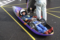 マシンによっては、ドライバーはこのように窮屈な姿勢を強いられる。この「昭和第一学園 自研チャレンジャーA」チームのマシンではステアリングの切れ角もわずかだから、ドライビングも難しいだろう。