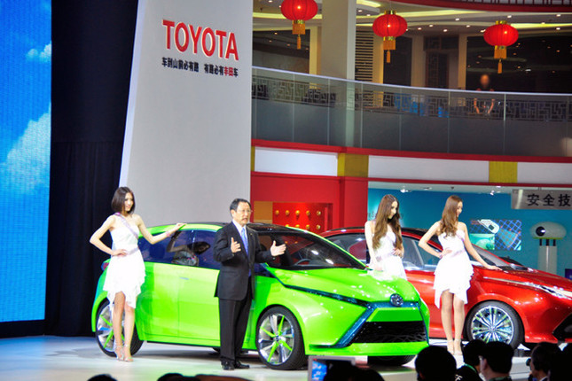 「TOYOTA Dear〜&#20146;（チン）〜」のハッチバック仕様とトヨタ自動車の豊田章男社長。