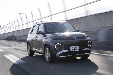 韓国ヒョンデの新型電気自動車「インスター」が日本に上陸。日本の軽自動車にほど近いボディーサイズであり...