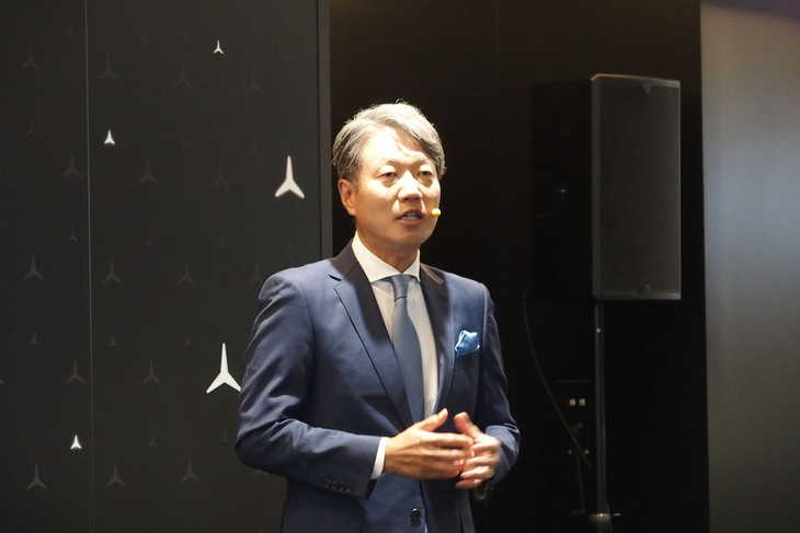「メルセデス・ベンツEQS SUV」の発表イベントで車両を紹介するメルセデス・ベンツ日本の上野金太郎 代表取締役社長兼CEO。