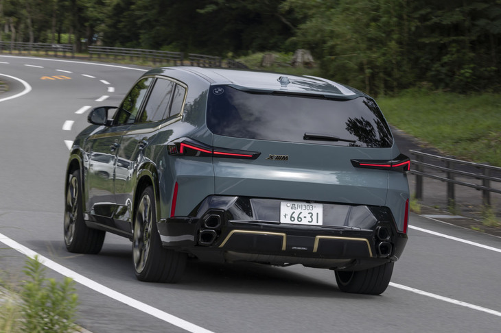 駆動用リチウムイオンバッテリーの容量は29.5kWh。車重2710kmのヘビー級でありながらWLTCモード計測で100km以上のEV走行が可能。