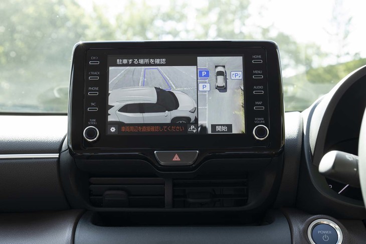 「ヤリス クロス」には、トヨタのSUVとして初めて、ステアリングとアクセル、ブレーキを制御する駐車支援システムが用意される。並列駐車と縦列での駐車・出庫が可能となるほか、駐車区画のラインがないスペースでも利用できる。