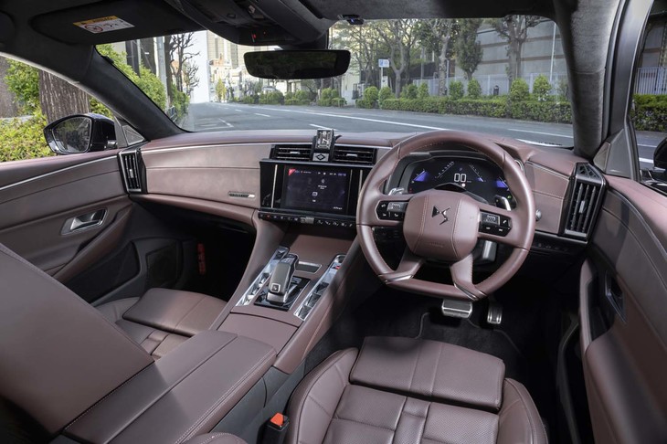 キャビン全体をトーンを抑えた赤のレザーで包んだ「オペラ」インテリア。レザーはムラ染めになっており、部位によって異なる風合いが感じられる。