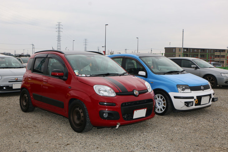 仲良く並ぶ、2代目と3代目の新旧「フィアット・パンダ」。現行型となる3代目も既に登場より5年を迎えるが、「4×4」はあるものの、かつての「100HP」のようなホットなモデルはなし。アバルト版なんてのも面白いと思うのだが……。