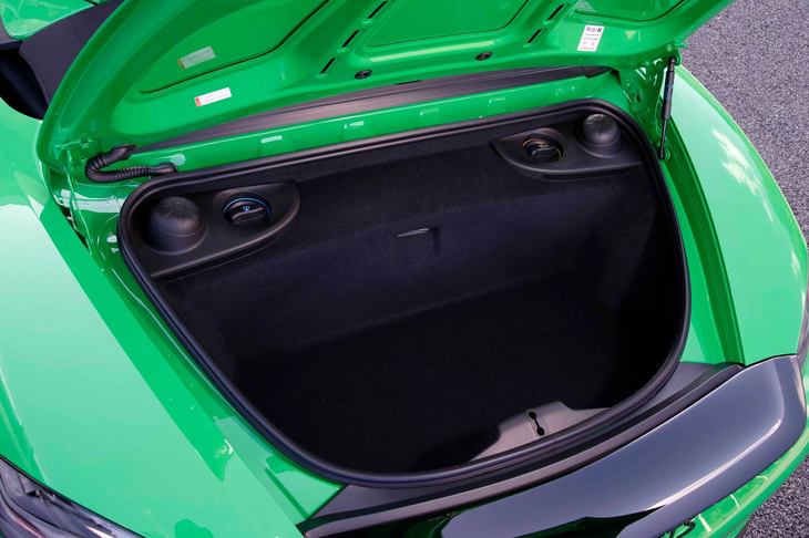 リアにもトランクルームが確保される。こうしたユーティリティーの高さもセリングポイントのひとつ。