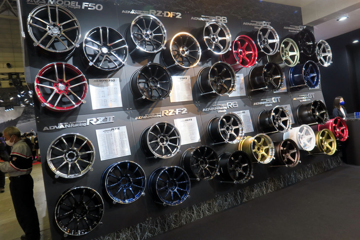 「東京オートサロン2023」におけるヨコハマホイールのブースの様子。