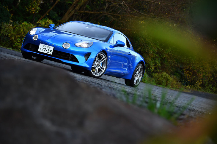 1963年のオリジナル「A110」を想起させる、独立型の丸目4灯ヘッドランプが特徴的な「アルピーヌA110」のフロントフェイス。ボディーの96％にアルミを使用し、車重は1110kgと軽量に仕上げられている。