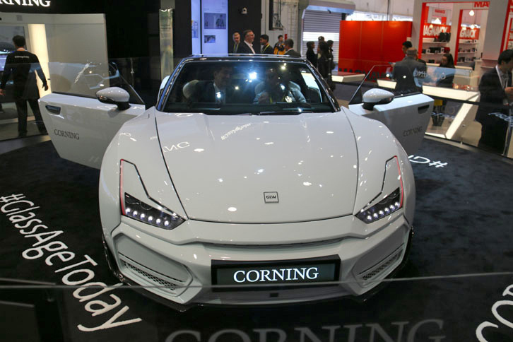 米国の特殊ガラスメーカーであるコーニング社のデモカー。同社製品で最も知名度が高いであろう強固な「ゴリラガラス」を、サンルーフとテールランプに使用している。