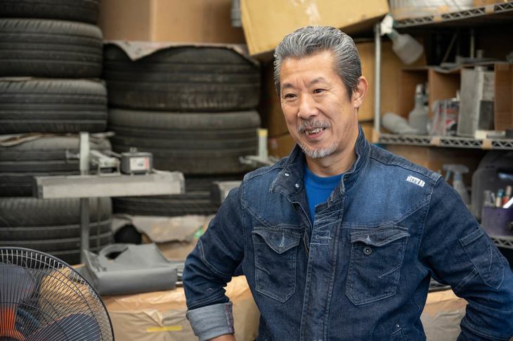 R3-BIC代表の岡田盛男さん。きれいに整えられた銀髪に、パリッとした濃紺のデニムつなぎ姿、時折見せる鋭い雰囲気はまさに職人のそれ。