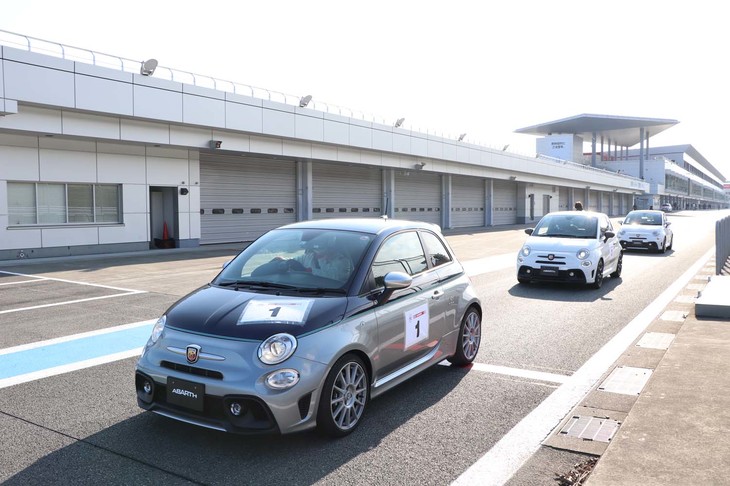 当日の人気コンテンツのひとつが、プロドライバーによるサーキットタクシー。レーシングコースを舞台としたことで、アバルト本来の性能をフルに体感することができた。