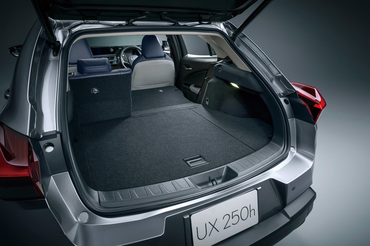 「レクサスUX」の荷室。容量は、5人乗車時で220リッター、後席をたたんだ状態で995リッターとされている（アンダーデッキを含まず、VDA方式）。
