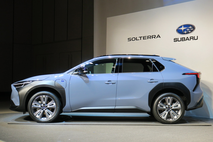 スバル・ソルテラ（サイドビュー）