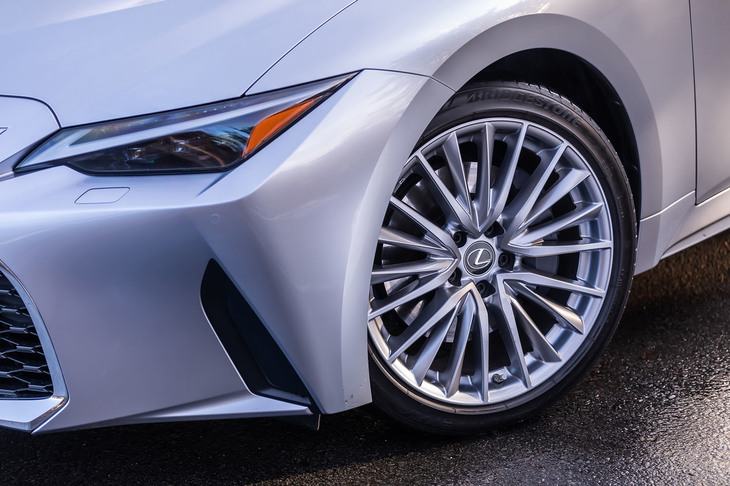 ホイールの締結力強化と質量の低減を目的に、ボルト締め方式のハブを新たに採用。通常のマイナーチェンジでは行われないであろうこうした改良に、開発陣の気概が感じられる。