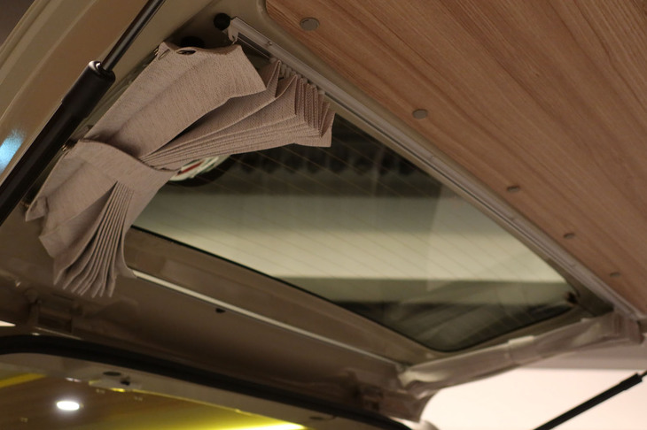 日産NV200バネットMYROOM（バックドアのガラスおよびカーテン）
