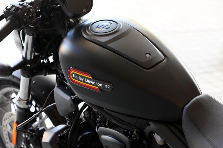 一見するとフューエルタンクに見える写真のパーツは、実はエアクリーナーカバー。低重心化のため、フューエルタンクはシート下に搭載される。