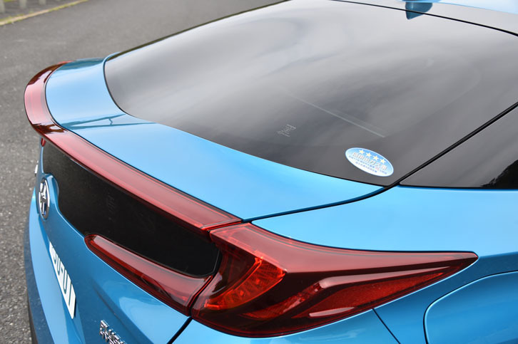 「プリウスPHV」の特徴的なリアまわり。中央がくぼんだガラス面と一筆書きのように見えるランプで「先進スタイルと機能の融合」が表現されている。