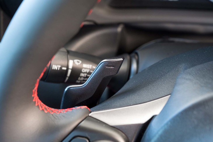 「シフトパドル要らず」をうたいながらも、きちんとステアリングポストから生えている。