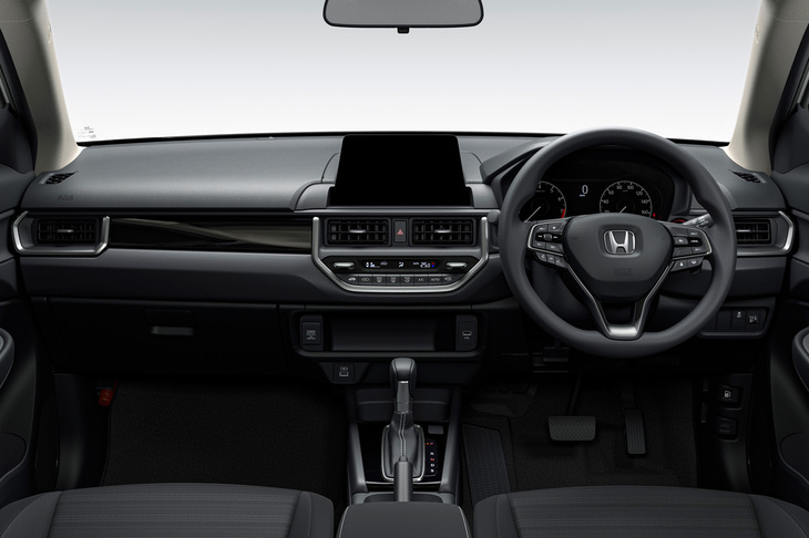 操作や運転のしやすさを目指したとされるコックピットは水平基調のオーソドックスなデザイン。センターコンソールの中央に配置されるエアコンのスイッチは、特に説明がなくとも操作できるようにレイアウトされている。