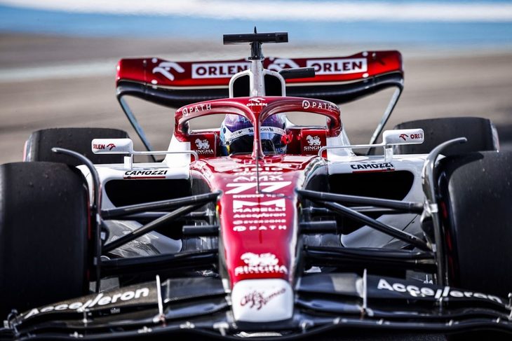 前戦エミリア・ロマーニャGPでは今季最高の5位入賞を果たし波に乗るアルファ・ロメオのバルテリ・ボッタス（写真）。マイアミGPでは初日にマシンをクラッシュさせてしまったのだが、予選になると前年までのチームメイト、メルセデスのハミルトンをひとつ上回る5位と、僅差で争われる中団勢のなかでも健闘。アルファ・ロメオとしては3年ぶりのトップ5スタートから5位をキープするも、終盤にきて走行ラインが膨らみ、メルセデスの2台に抜かれて結果7位完走。これで今季5戦して4度目の入賞となる。チームメイトのジョウ・グアンユーは予選17位、レースでは開始早々にマシントラブルでリタイアした。（Photo＝Alfa Romeo Racing）