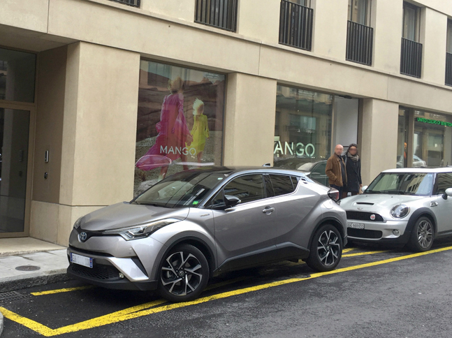 プレミアムカーや超高級車が当たり前のジュネーブ市街だが、発売されたばかりの「トヨタC-HR」には、街行く人が次々と振り返っていた。