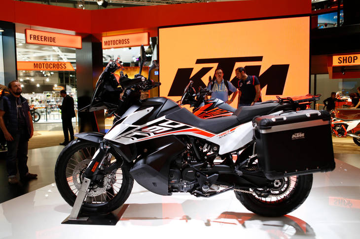 こちらは「KTM790アドベンチャー」。高いオンロード性能とオフロード性能を併せ持つモデルで、フロントの19インチホイールや、ややストロークの短い前後サスペンションがその特徴となっている。