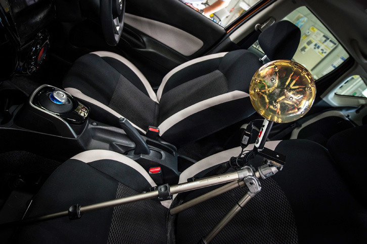 こちらの見慣れぬ装置は、その名も「音源探査球体」。球体にランダムに備えられた32個のマイクによって車内の騒音をデータ化し、カメラによる車内映像と重ねることで、騒音の“出所”を可視化するというもの。「ノートe-POWER」の開発ではこの装置が大いに活躍したという。（写真＝日産自動車）