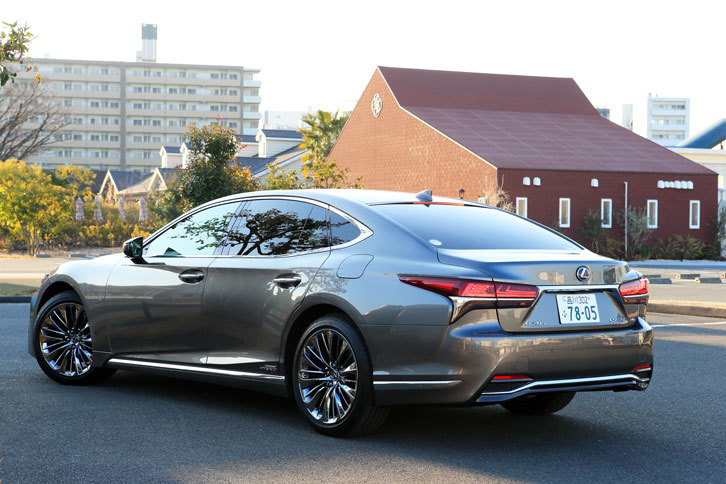 2017年12月に販売が開始された現行型「LS」。今回は、ハイブリッドモデル「500h」の4WD車に試乗した。